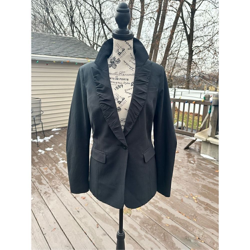 🔥Cabi unique, pinstripe, ruffle blazer , cinched on the sleeves and the back. S